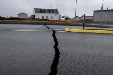 Ισλανδία: Εκκενώθηκε η πόλη Γκρίνταβικ 4.000 κατοίκων – 900 σεισμοί το τελευταίο 24ωρο