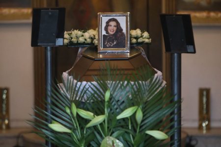 Κάτια Νικολαΐδου: Πλήθος κόσμου στο τελευταίο αντίο [εικόνες]