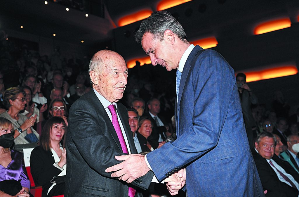 Από τον Σημίτη στον Μητσοτάκη – Πώς η κυβέρνηση πιάνει το νήμα του «χαμένου» εκσυγχρονισμού