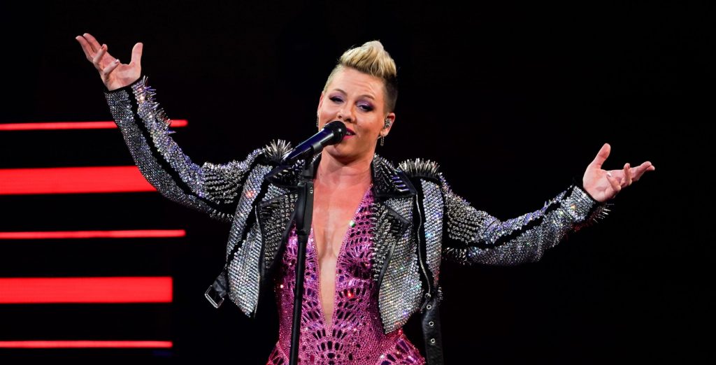 Η Pink τάσσεται κατά της λογοκρισίας και χαρίζει απαγορευμένα βιβλία