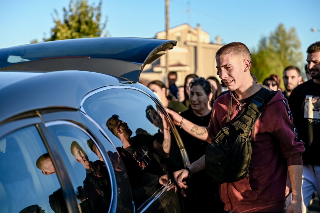 Αλίαρτος: Οδύνη στην κηδεία του 17χρονου – Υποβασταζόμενη η μητέρα του