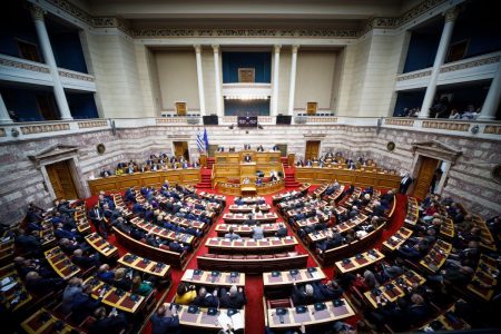 Προϋπολογισμός: Κατατίθεται στη Βουλή – Τι αλλάζει σε μισθούς, συντάξεις και ΦΠΑ