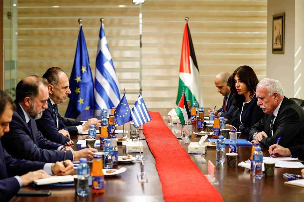 Λωρίδα της Γάζας: Τι συζήτησε ο Γεραπετρίτης με τον Παλαιστίνιο ομόλογό του