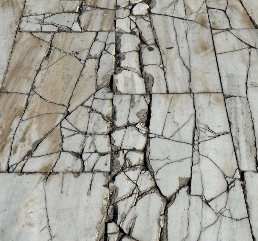 Τα σπασμένα μάρμαρα στον Άγνωστο Στρατιώτη και η νύφη που σκόνταψε