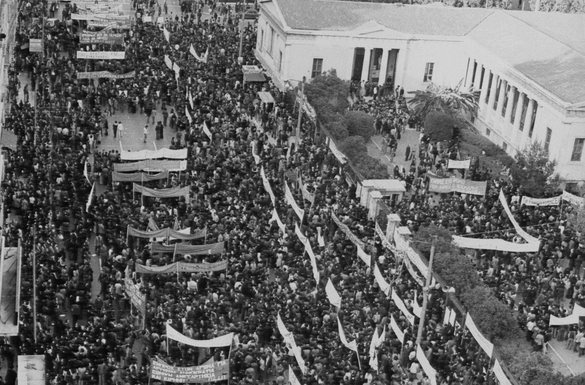 Η κριτική στην «γενιά του Πολυτεχνείου» και η αμφισβήτηση των νεκρών