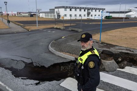 Ισλανδία: Επιστράτευσαν μπουλντόζα μπροστά στον φόβο της έκρηξης του ηφαιστείου