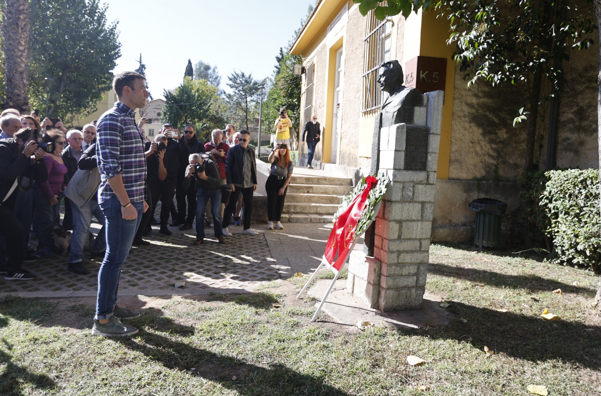 Πολυτεχνείο: Ο Κασσελάκης κατέθεσε στεφάνι στο μνημείο του ΕΑΤ-ΕΣΑ