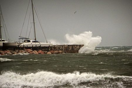 Πλοίο δίνει μάχη να δέσει στο λιμάνι – Έσπασαν τζάμια από τους θυελλώδεις ανέμους