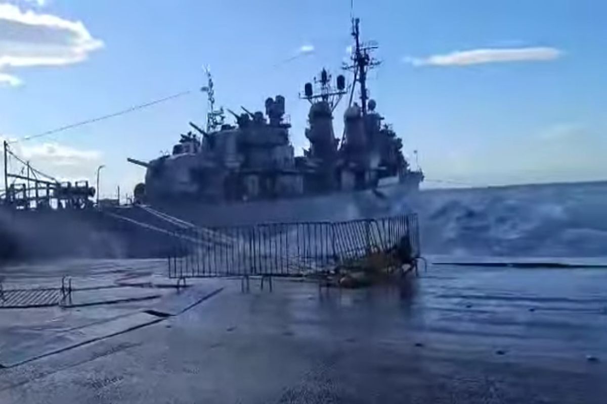 Θεσσαλονίκη: Προβλήματα στις πτήσεις, στο έλεος των κυμάτων το αντιτορπιλικό «Βέλος»