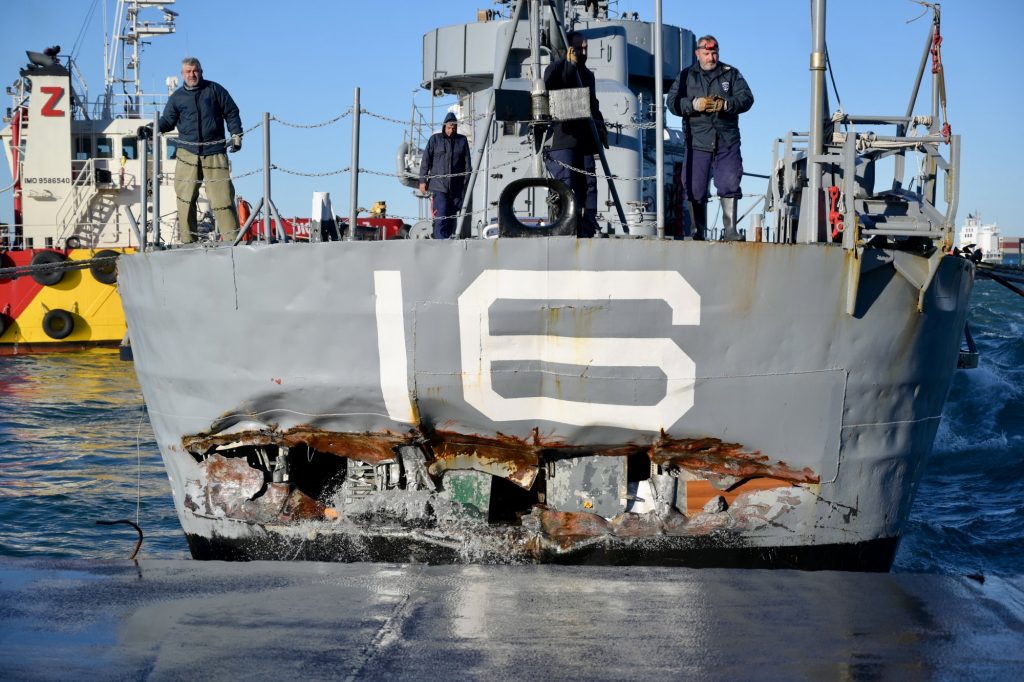 Επιχείρηση διάσωσης του αντιτορπιλικού «Βέλος» – Δείτε φωτογραφίες από τις ζημιές