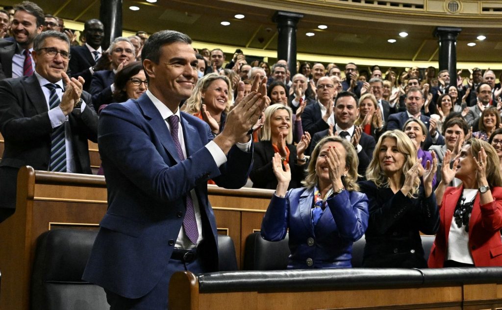 Ισπανία: Το μετέωρο βήμα του Σάντσεθ μετά το κυνικό «deal»