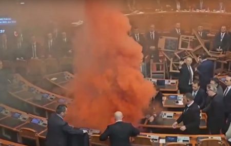 Αλβανία: Καπνογόνο και φωτιά στο Κοινοβούλιο