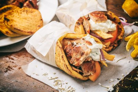 Ακρίβεια: Οι Έλληνες κόβουν και το σουβλάκι – «Χρυσό» το αγαπημένο fast food