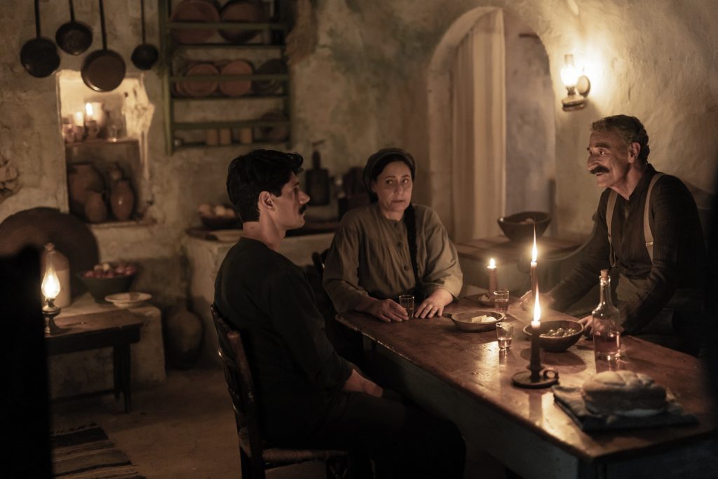 17 κλωστές: Ποια είναι η νέα δραματική σειρά του Σωτήρη Τσαφούλια