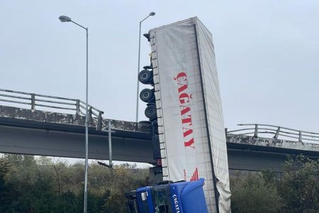 Νταλίκα έπεσε από γέφυρα στη Θεσσαλονίκη