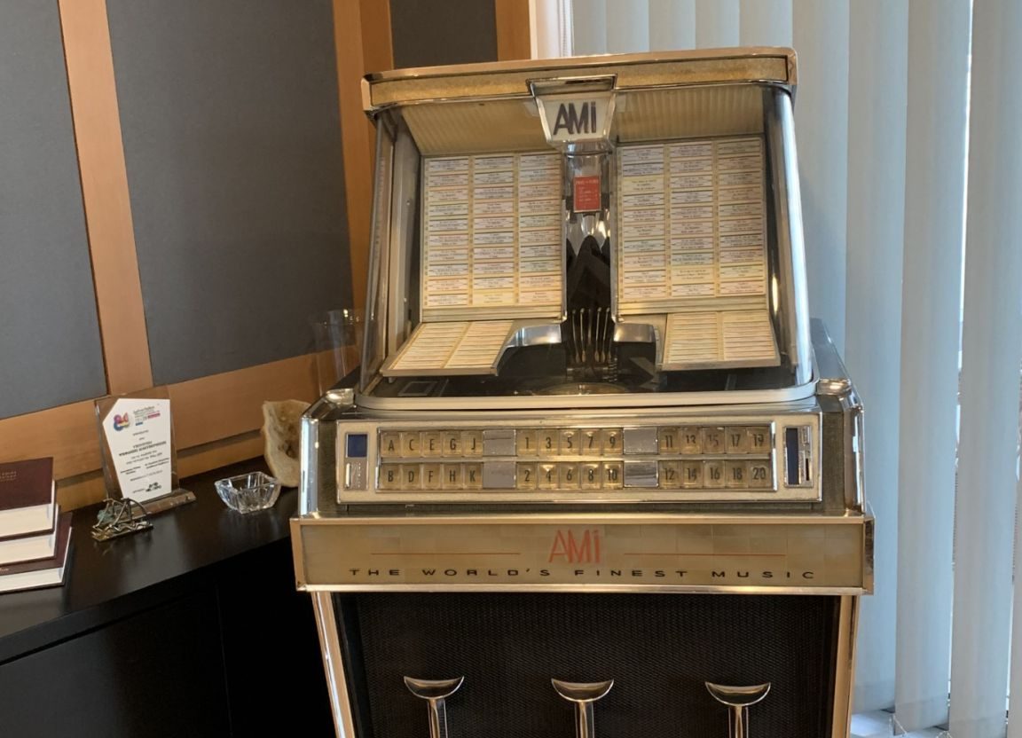 Ο ψηφιακός υπουργός και το jukebox που παίζει τρικαλινά σουξέ