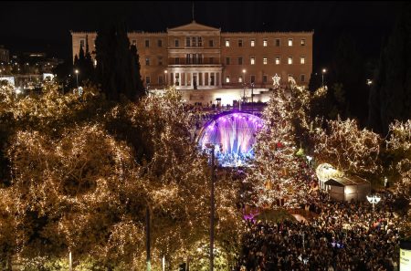 Η Αθήνα έβαλε τα γιορτινά της, φωταγωγήθηκε το δέντρο στο Σύνταγμα