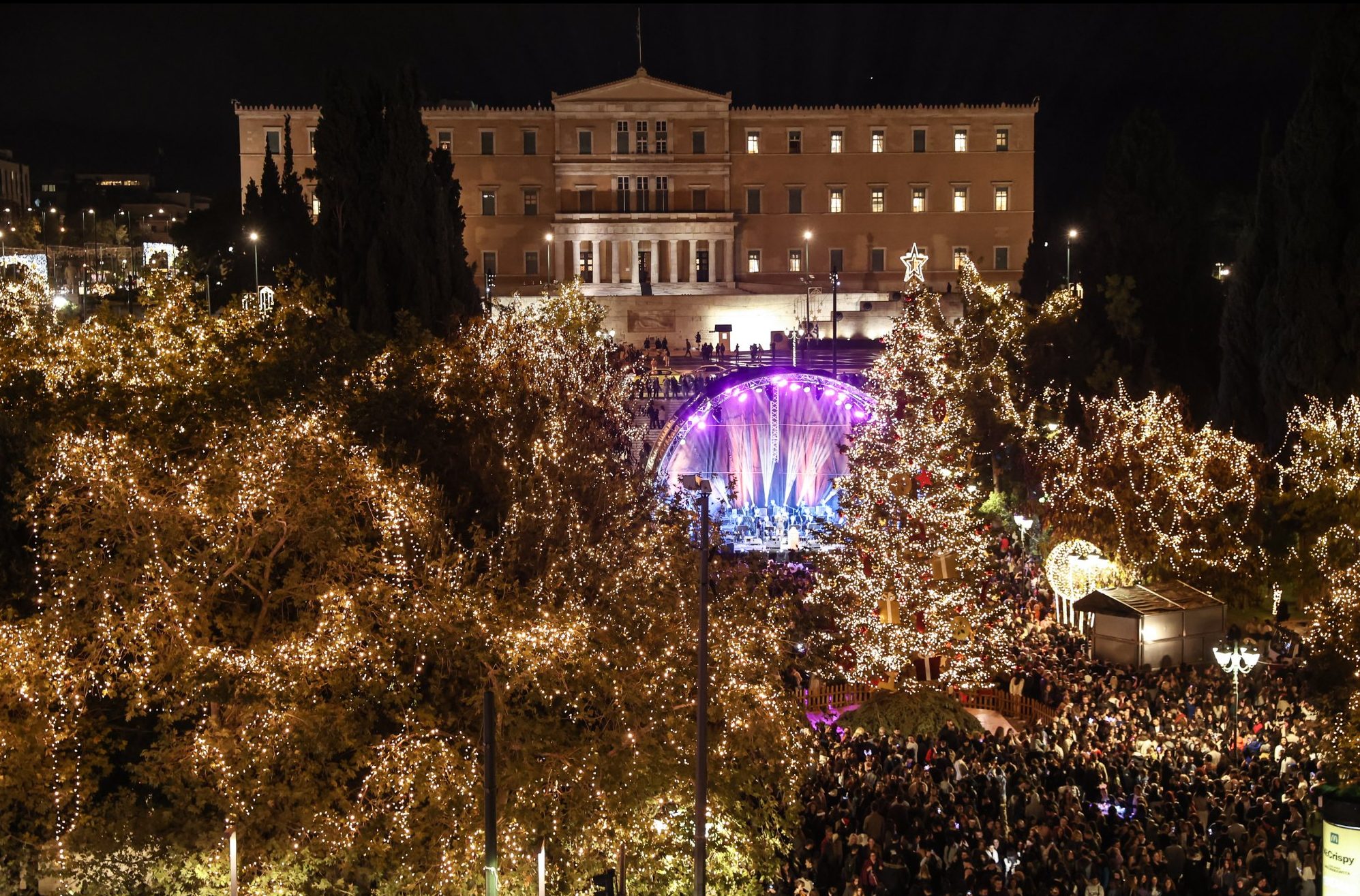 Η Αθήνα έβαλε τα γιορτινά της, φωταγωγήθηκε το δέντρο στο Σύνταγμα