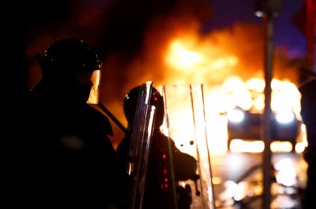 Σκηνές χάους στο Δουβλίνο μετά την επίθεση – Αγρια επεισόδια με ακροδεξιούς [εικόνες]