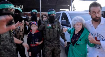 Ισραήλ: Επέστρεψαν οι απελευθερωμένοι όμηροι – Πανηγυρισμοί στη Δυτική Όχθη