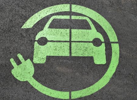 Ηλεκτροκίνηση: Καταβλήθηκαν τα 22.000 ευρώ για το πρώτο «πράσινο» ταξί
