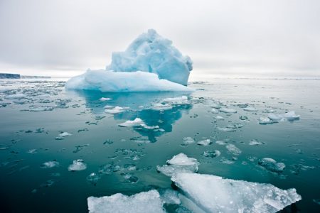 Το μεγαλύτερο παγόβουνο στον κόσμο άρχισε να κινείται – Πού μπορεί να καταλήξει