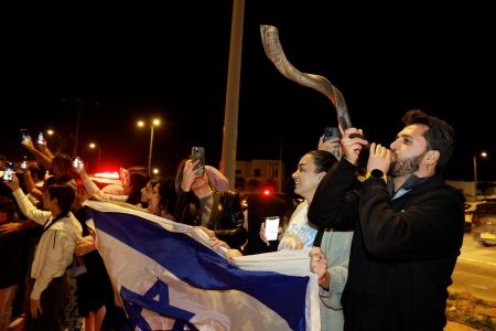 5 το πρωί: Ολονύκτιες έρευνες στη Λέσβο – Συνεχίζονται οι ανταλλαγές αιχμαλώτων Χαμάς – Ισραήλ – Οι μνηστήρες για το τιμόνι του ΝΑΤΟ