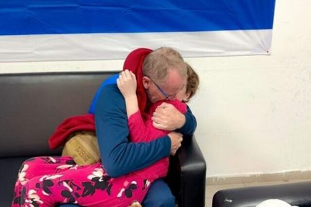 Γάζα: Απελευθερώθηκε η 9χρονη που θεωρούνταν νεκρή – Η στιγμή που βλέπει τον μπαμπά της
