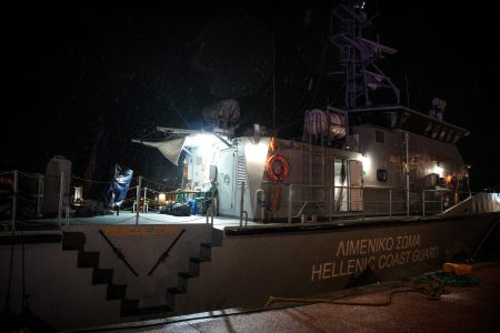 Ναυάγιο στη Λέσβο: Η στιγμή που το φορτηγό πλοίο «Raptor» βυθίζεται [βίντεο]