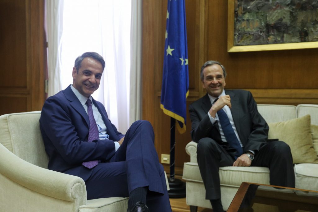 Ενοχλεί ή εξυπηρετεί τον Μητσοτάκη ο Σαμαράς;