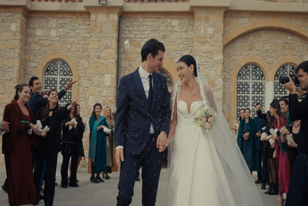 Η Γη της Ελιάς: Ο Χρήστος και η Αφροδίτη ανεβαίνουν τα σκαλιά της εκκλησίας