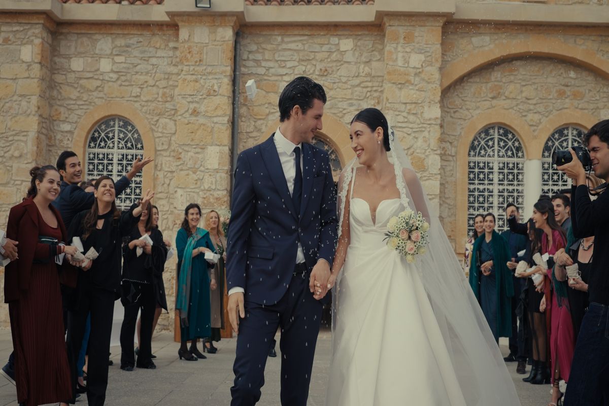 Η Γη της Ελιάς: Ο Χρήστος και η Αφροδίτη ανεβαίνουν τα σκαλιά της εκκλησίας