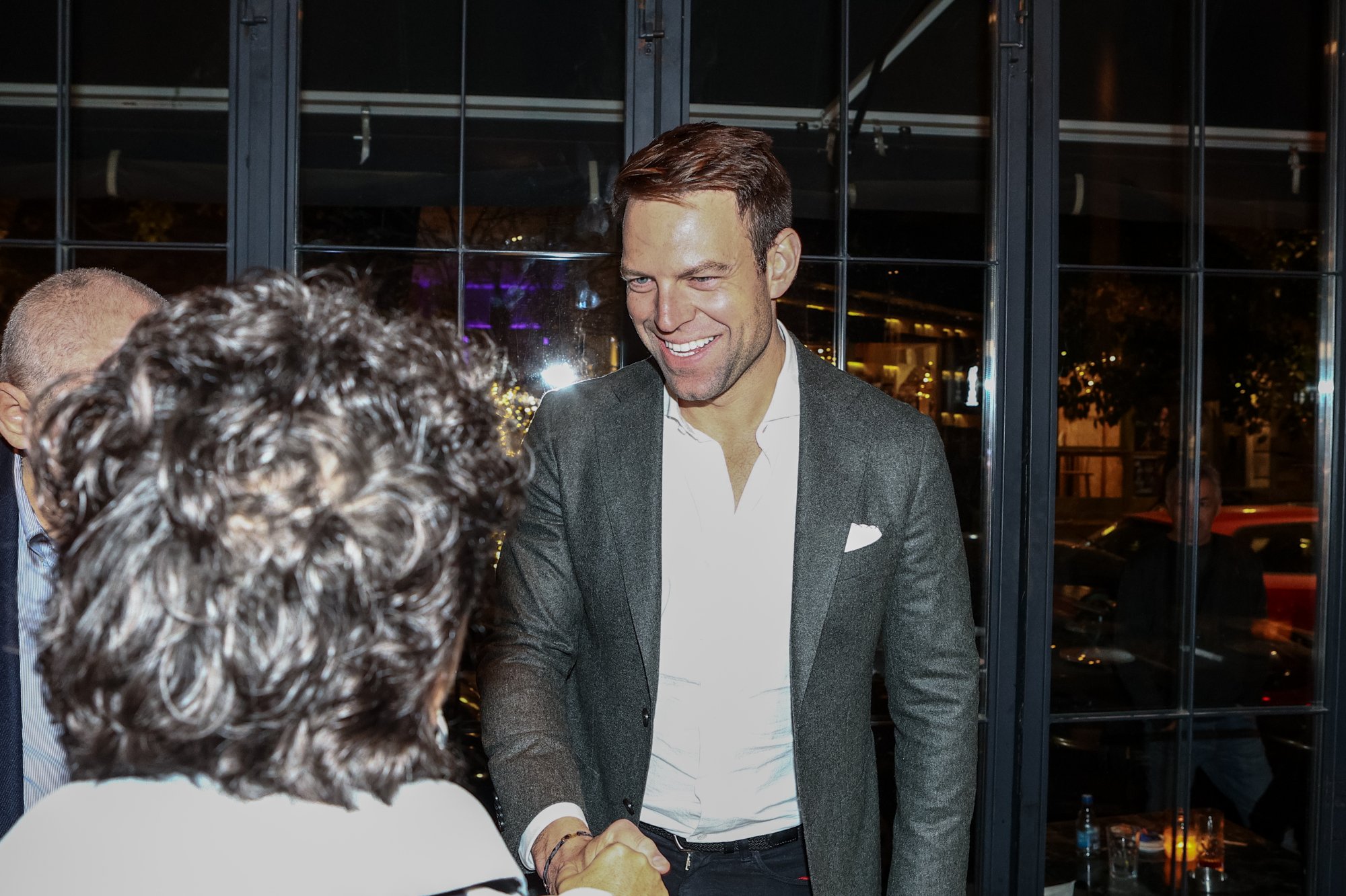 Βραδινή έξοδος Κασσελάκη με βουλευτές του ΣΥΡΙΖΑ στο Παγκράτι