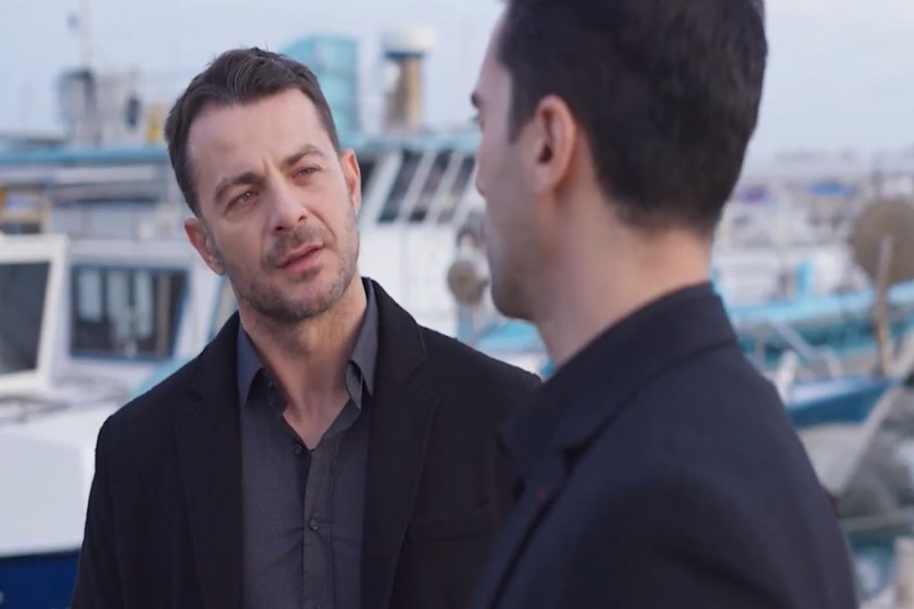 Η Γη της Ελιάς: Ο Ορέστης σοκαρισμένος βλέπει το σκάφος του καμένο