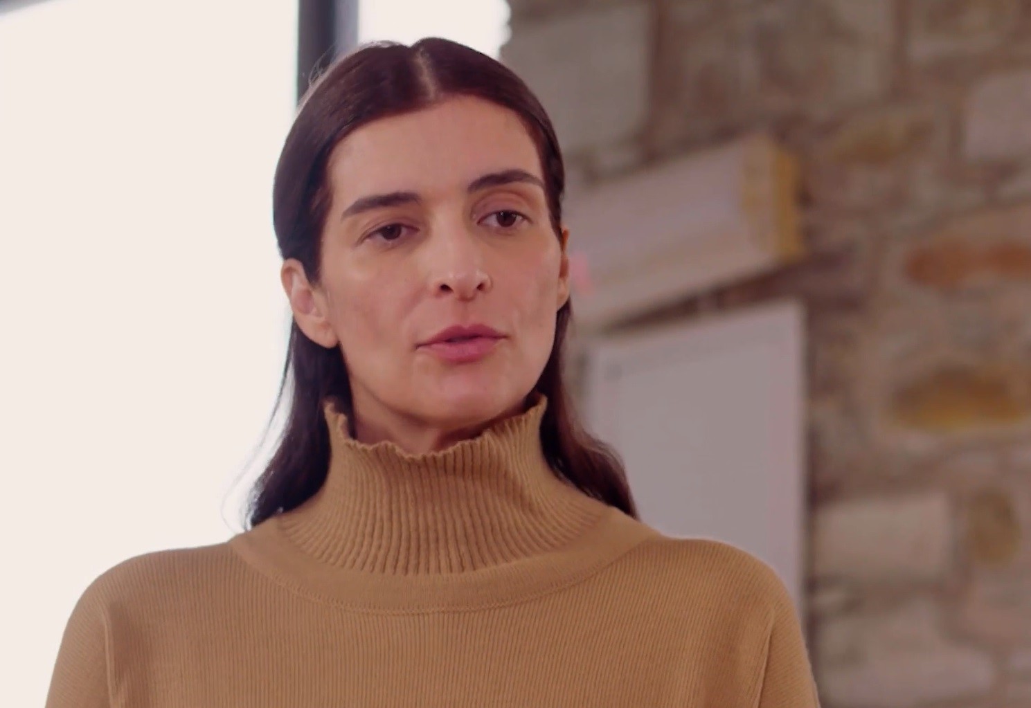 Γη της Ελιάς: Η Ιουλία ανακοινώνει στον Στάθη ότι είναι έγκυος