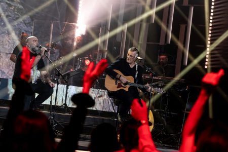 Οι ΠΥΞ ΛΑΞ αφιερώνουν την επιτυχία «Ας τη να λέει» στον Βασίλη Καρρά