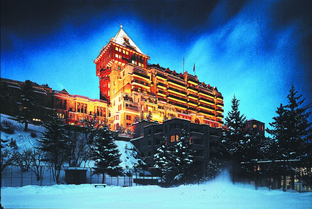 Ολόχρυσα chalets στις ελβετικές βουνοκορφές