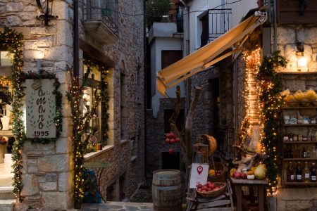Αυξημένες κρατήσεις ενόψει Χριστουγέννων – Πού θα αποδράσουν οι Ελληνες στις γιορτές