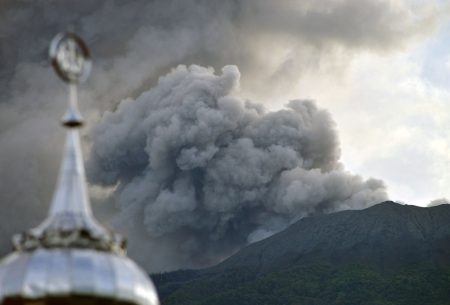 Ινδονησία: 11 νεκροί από έκρηξη ηφαιστείου, αγνοούνται 12