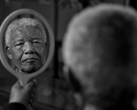 Νέλσον Μαντέλα -10 χρόνια από τον θάνατο του: «Μη σταματάς να αρνείσαι την αδικία αν θες τον κόσμο να αλλάξεις!»