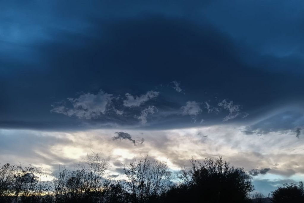 Καιρός: Μίνι κακοκαιρία με καταιγίδες, χαλάζι και θυελλώδεις ανέμους