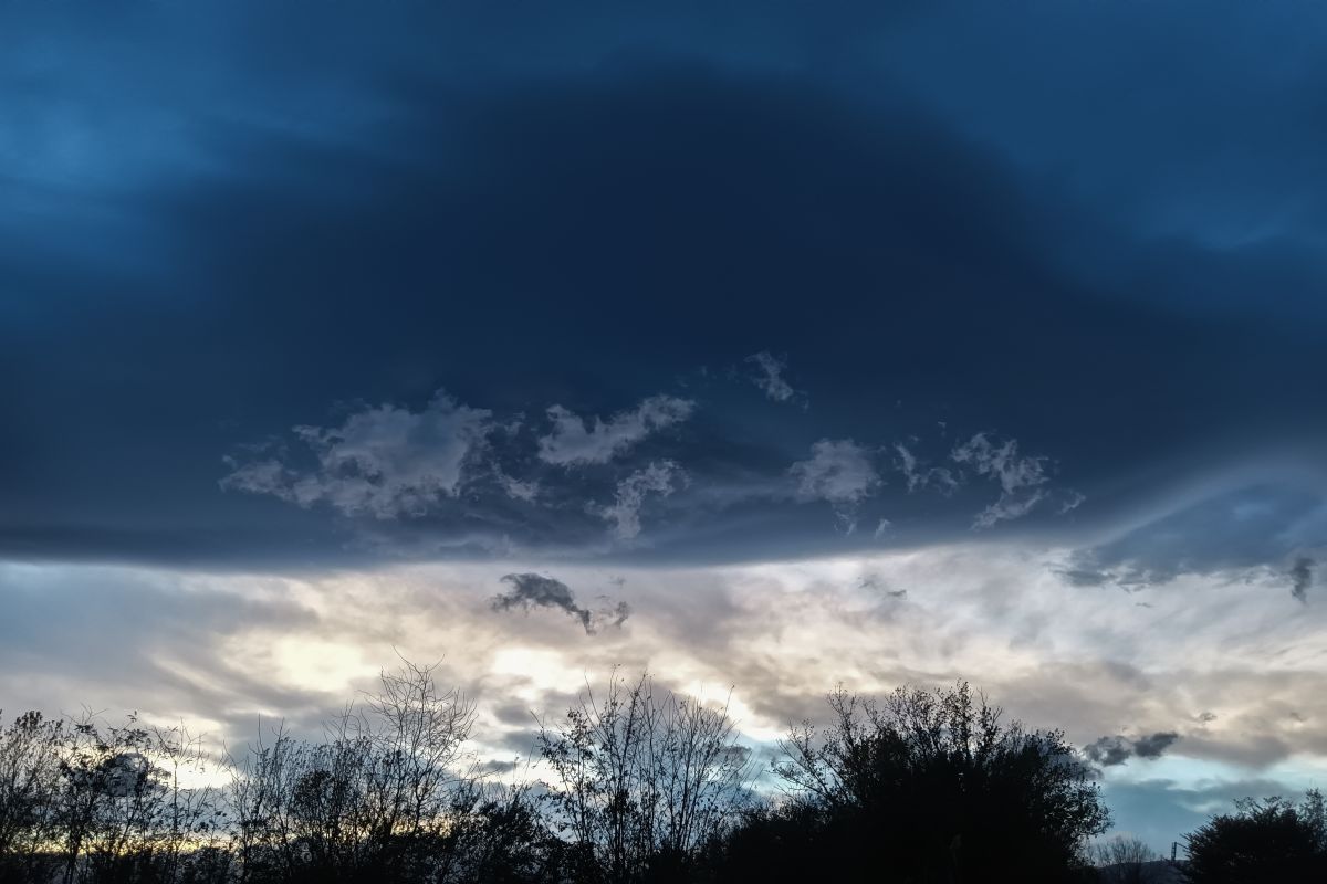 Καιρός: Μίνι κακοκαιρία με καταιγίδες, χαλάζι και θυελλώδεις ανέμους