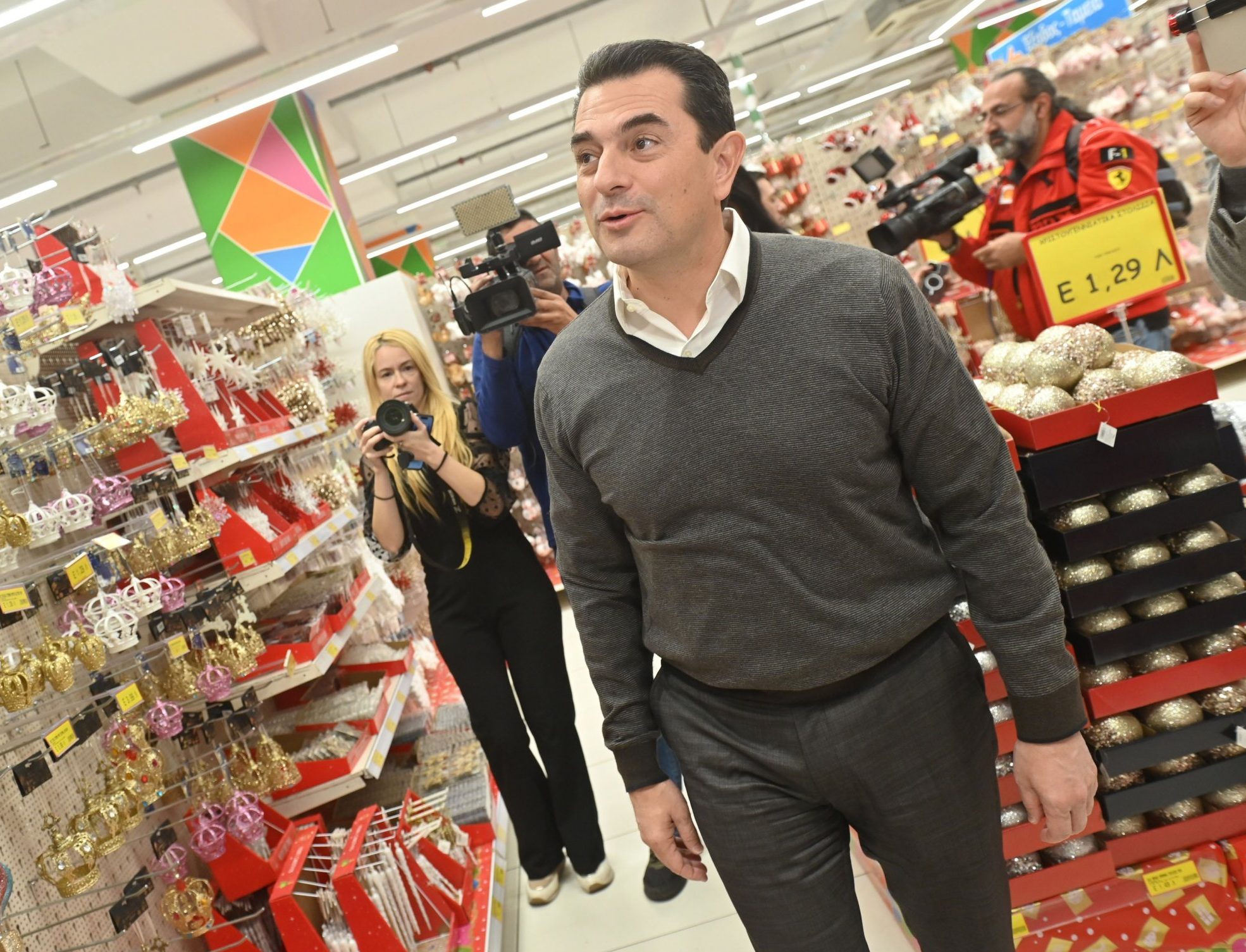 Ποιος «ξεσκόνισε» τους κουραμπιέδες στο καλάθι Χριστουγέννων του Σκρέκα;