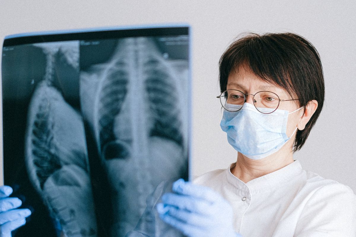 Τι είναι το σύνδρομο του «λευκού πνεύμονα» που σαρώνει στην Κίνα