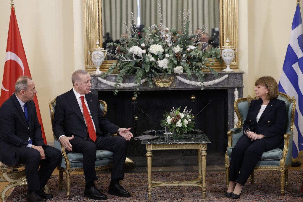 Σακελλαροπούλου: Να εδραιώσουμε τη συνεργασία, να αποφύγουμε εντάσεις – Ερντογάν: Να βλέπουμε το ποτήρι μισογεμάτο