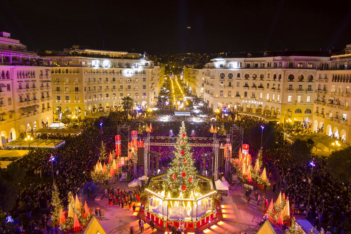 Θεσσαλονίκη: Φωταγωγήθηκε το χριστουγεννιάτικο δέντρο