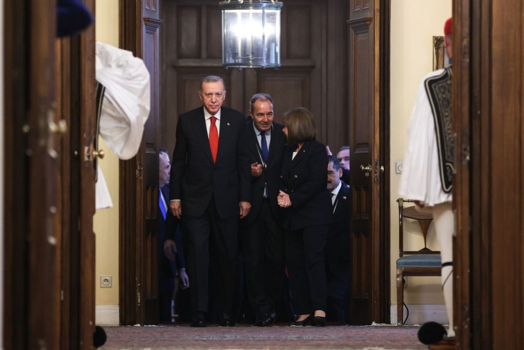 Ερντογάν στην Αθήνα: Ο Γεραπετρίτης, η υπόκλιση και η εξήγηση