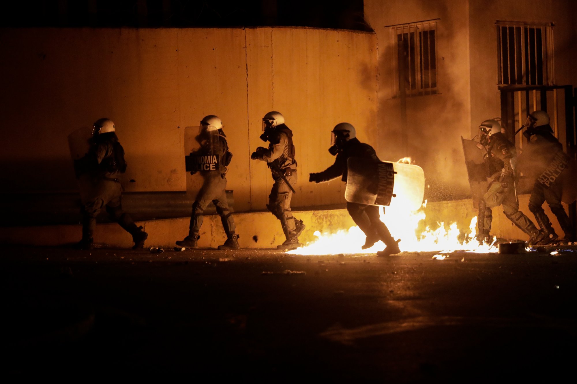 Επεισόδια έξω από το «Μελίνα Μερκούρη» – Χαροπαλεύει αστυνομικός