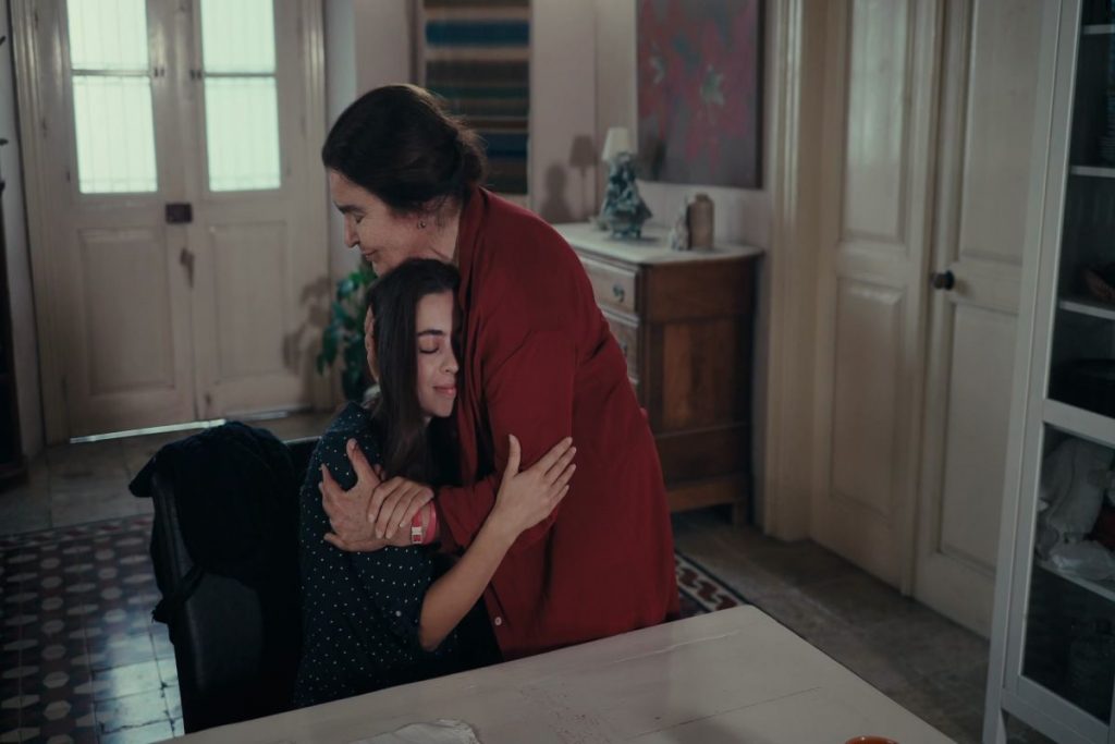 Η Γη της Ελιάς: Η Ειρήνη αποκαλύπτει στον Φίλιππο και τη Βασιλική ότι δεν είναι παιδί του Δημοσθένη