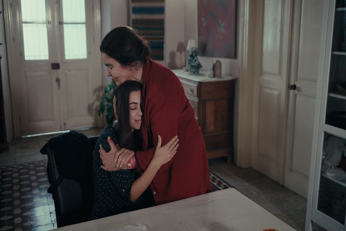 Η Γη της Ελιάς: Η Ειρήνη αποκαλύπτει στον Φίλιππο και τη Βασιλική ότι δεν είναι παιδί του Δημοσθένη